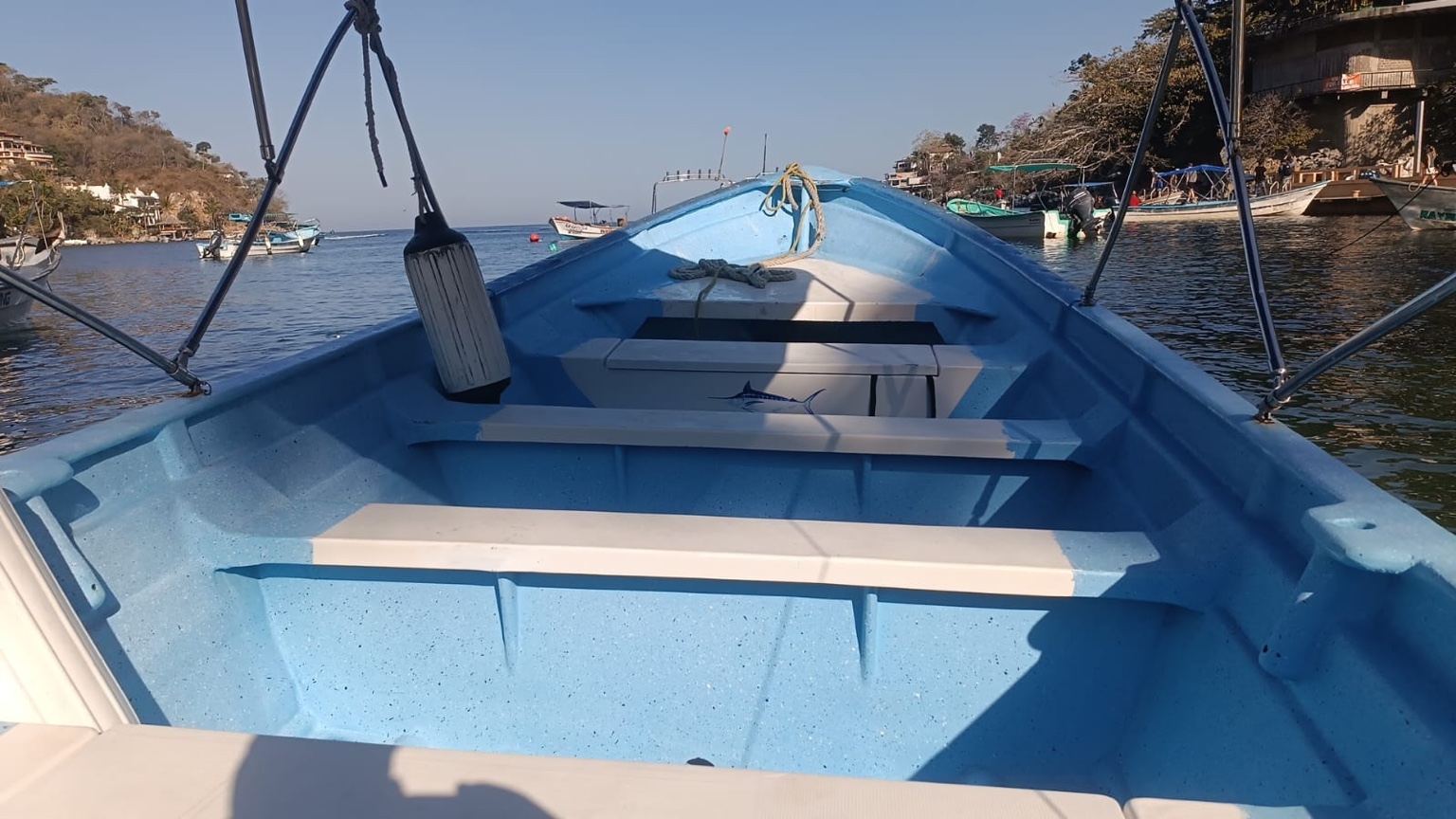 Lancha en el mar